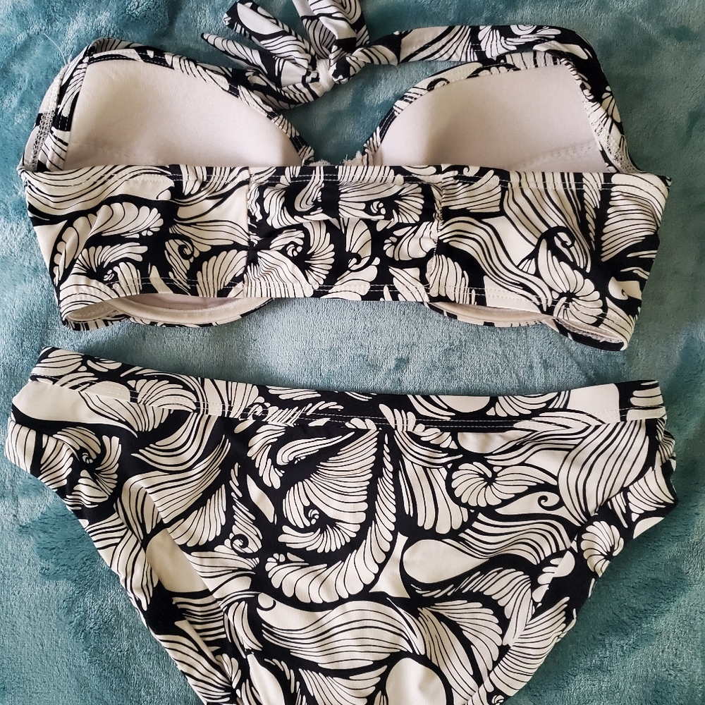 Beautiful bathing suit - Picture 2 of 3